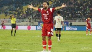 Jordy-Soleman-Tutuarima-melakukan-protes-kepada-wasit-saat-melawan-PSM.jpg