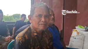 KERABAT-KORBAN-Harno-kerabat-korban-satu-keluarga-yang-tewas-setelah-menjadi-korban-tabrak-lari.jpg