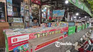 KIOS-BUKU-SRIWEDARI-Suasana-di-deretan-kios-buku-belakang-Taman-Sriwedari-Solo-Jawa-Tengah.jpg