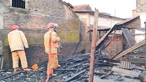 Kandang-milik-warga-Desa-Sambirejo-Kecamatan-Plupuh-Kabupaten-Sragen-ludes-terbakar.jpg