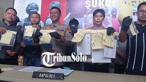 Kapolres-Sukoharjo-AKBP-Sigit-sedang-tunjukan-barang-bukti.jpg