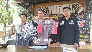 Kapolsek-Sukodono-Iptu-Mujiyanto-memperlihatkan-kaus-komunitas-yang-dipakai-korban.jpg