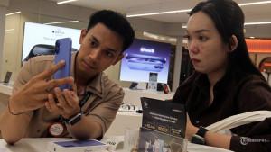 Karyawan-melayani-pengunjung-untuk-pembelian-unit-Iphone-16.jpg