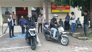Kasat-Reskrim-Polres-Boyolali-menyerahkan-sepeda-motor-2.jpg