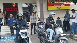 Kasat-Reskrim-Polres-Boyolali-menyerahkan-sepeda-motor-4.jpg