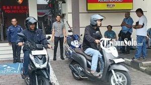 Kasat-Reskrim-Polres-Boyolali-menyerahkan-sepeda-motor-kepada-pemilik.jpg
