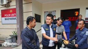 Kasat-Reskrim-Polres-Boyolali-menyerahkan-sepeda-motor.jpg