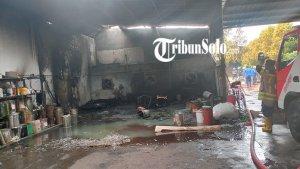 Kebakaran-yang-terjadi-di-PT-Diras-Concept-Factory-di-Jalan-Raya-Klewer-Gawok-Sukoharjo.jpg