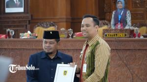 Ketua-DPRD-Klaten-Edi-Sasongko-meyerahkan-dokumen-pengesahan-Perda-ke-Wakil-Bupati-Klaten-Benny.jpg