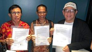 Ketua-Umum-PWI-hasil-Kongres-Bandung-bersama-Anggota-Dewan-Pers-Dahlan-Dahi.jpg