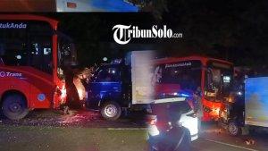 Kolase-Foto-adu-banteng-mobil-boks-vs-BST-di-jalan-Gajah-Mada-Solo-Senin-16122024-sore.jpg