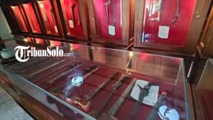 Koleksi-keris-di-Museum-Keris-Brojobuwono.jpg