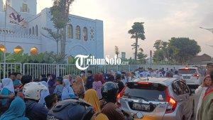 Kondisi-Jalan-Mentawai-I-sisi-timur-Masjid-Raya-Sheikh-Zayed-dipadati-pengunjung.jpg