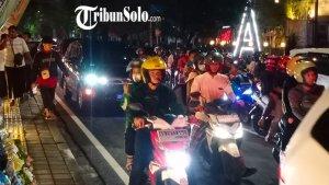 Kondisi-arus-lalu-lintas-di-sekitar-Pura-Mangkunegaran-Solo-saat-1-Abad-NU-Bersholaw.jpg