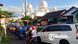 Kondisi-lalu-lintas-di-sekitar-Viaduk-Gilingan-Kecamatan-Banjarsari-Kota-Solo-Minggu-812023.jpg