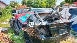 Kondisi-mobil-Hyundai-Avega-usai-terlibat-kecelakaan-dengan-truk-tronton-di-Jalan-Tol-Solo-Ngawi.jpg
