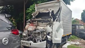 Kondisi-mobil-boks-yang-ringsek-usai-terlibat-kecelakaan.jpg
