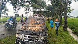 Kondisi-mobil-panther-yang-tertimpa-pohon.jpg