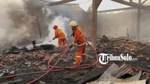 Kondisi-pabrik-mebel-di-Desa-Karangjati-Kecamatan-Kalijambe-Sragen-usai-terbakar-hebat.jpg