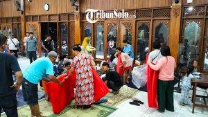 Kondisi-pengungsian-korban-kebakaran-di-Kantor-Kelurahan-Manahan.jpg