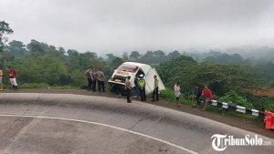 Kondisi-truk-boks-terperosok-2412.jpg