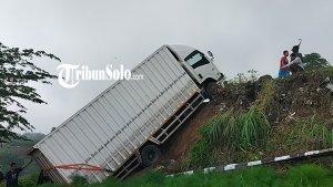 Kondisi-truk-boks-terperosok-di-jurang.jpg