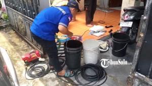 LARIS-MANIS-Tukang-servis-AC-melakukan-pembersihan-AC-di-rumah-warga-Kecamatan-Grogol-Sukoharjo.jpg