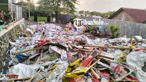 Limbah-Alat-Peraga-Kampanye-APK-kini-tengah-menggunung-di-halaman-kantor-Satpol-PP-Kota-Solo.jpg