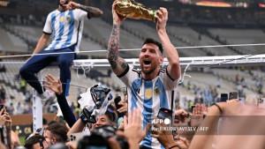 Lionel-Messi-mengangkat-Trofi-Piala-Dunia-FIFA.jpg