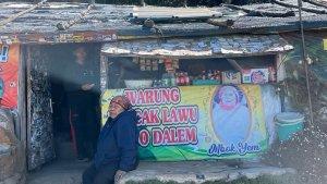 MBOK-YEM-MENINGGAL-Sosok-Mbok-Yem-pemilik-warung-legendaris-di-Puncak-Gunung-Lawu.jpg