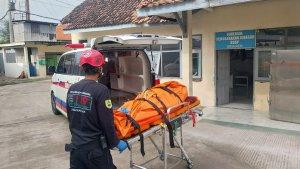 MENINGGAL-DI-RUKO-Evakuasi-seorang-pria-yang-ditemukan-meninggal-di-ruko-mebel-di-Sragen.jpg