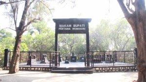 Makam-Bupati-Wonogiri-yang-terletak-di-Dusun-Dringo-Desa-Wonoharjo-Kecamatan-Nguntoronadi.jpg