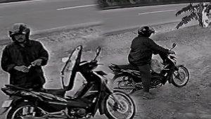 Maling-batu-bata-di-depan-Balai-Desa-Gupit-Nguter-Sukoharjo-yang-terekam-kamera-CCTV.jpg
