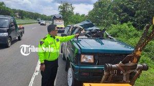 Mobil-Isuzu-Panther-yang-ringsek-setelah-menabrak-Truk-Fuso-di-Jalan-Tol-Solo-Ngawi-Karanganyar.jpg