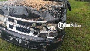 Mobil-tertimpa-pohon-tumbang-di-Kelurahan-Gayamdompo.jpg
