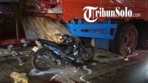 Motor-seruduk-truk-di-Desa-Ngarum-Sragen-akibatkan-pengendara-meninggal-dunia.jpg