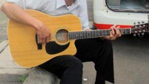 Norman-Kamaru-bermain-alat-musik-gitar.jpg