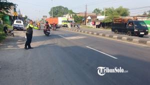 OLAH-TKP-kecelakaan-yang-menewaskan-pengendara-motor-Honda-Astrea-Legenda-di-Jalan-Solo-Sragen.jpg