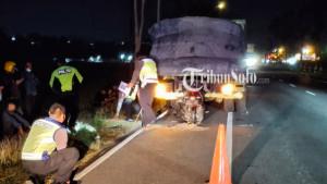 Olah-TKP-maut-tabrak-truk.jpg