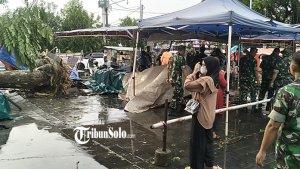 PKL-di-sekitar-Alun-alun-Karanganyar-memberikan-kesaksiannya-saat-hujan-es-terjadi.jpg