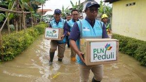 PLN-Berikan-Bantuan-Korban-Banjir-Kendal.jpg