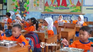 PROGRAM-MBG-Suasana-siswa-siswi-kelas-1-A-SDN-Sondakan-Solo-saat-menyantap-MBG.jpg