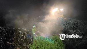 PROSES-PEMADAMAN-API-DI-TPA-TROKETON-KLATEN.jpg