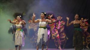 Para-pelajar-tampil-penuh-ekspresi-di-atas-panggung-Djogan-Seni.jpg