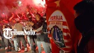 Para-suporter-Persija-Jakarta-Jakmania-menyalakan-flare-di-luar-stadion.jpg