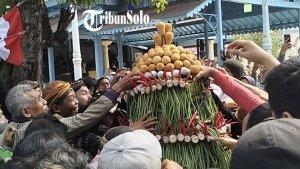 Para-warga-berebut-gunungan-saat-Grebeg-Besar.jpg