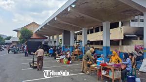 Pedagang-menggelar-lapak-darurat-Selasa-7102025-pasca-kebakaran-melanda-Pasar-Kota-Wonogiri.jpg