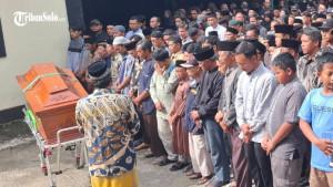 Pelaksanaan-salat-jenazah-terhadap-pensiunan-guru-3.jpg