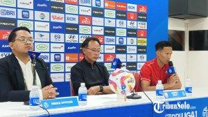 Pelatih-Persis-Solo-Ong-Kim-Swee-OKS-tertunduk-saat-konferensi-pers-pasca-laga-di-Stadion-Manahan.jpg