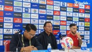 Pelatih-Persis-Solo-Ong-Kim-Swee-dalam-sesi-jumpa-pers.jpg